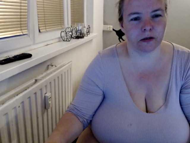 Kuvat Bessy123 squirt group,lovense, play breasts play pussy, play ass + toy spy, group oil body, group. tits here 10, naked, body 20, squirt pvt, lovense spy